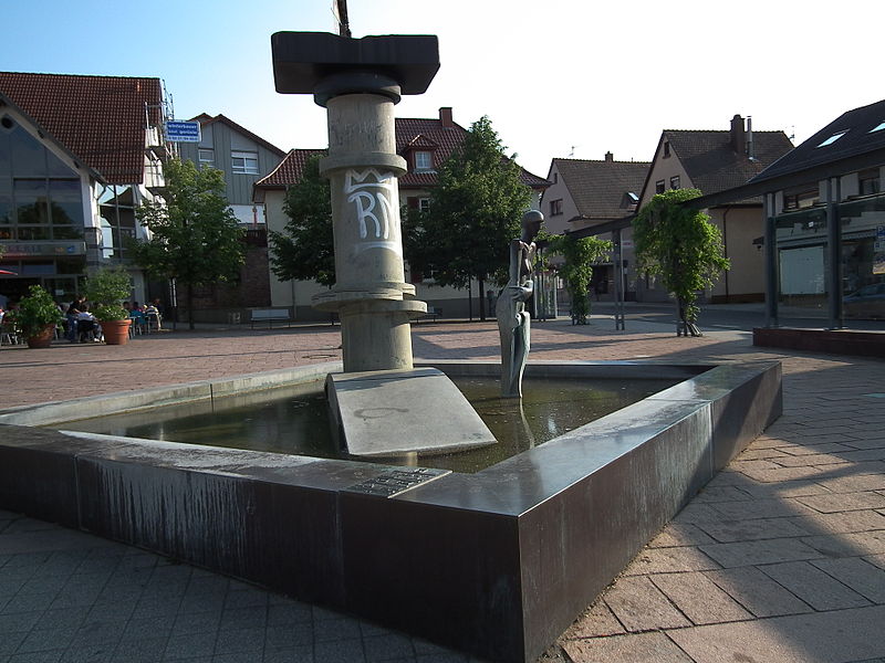800px-Brunnen_Nußloch_Lindenplatz